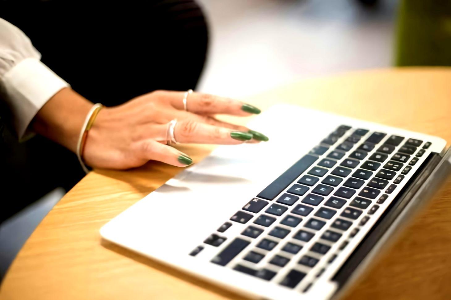 Professionnels travaillant sur des stratégies financières innovantes dans un environnement collaboratif moderne